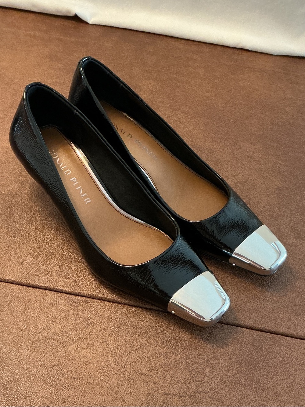 Donald Pliner Black Patent Leather Silver CapToe Kitten Heel Pumps Women’s Sz 7M